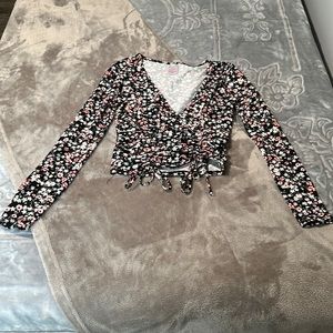 No Boundaries long sleeve V neck cropped shirt with ruching in the front.